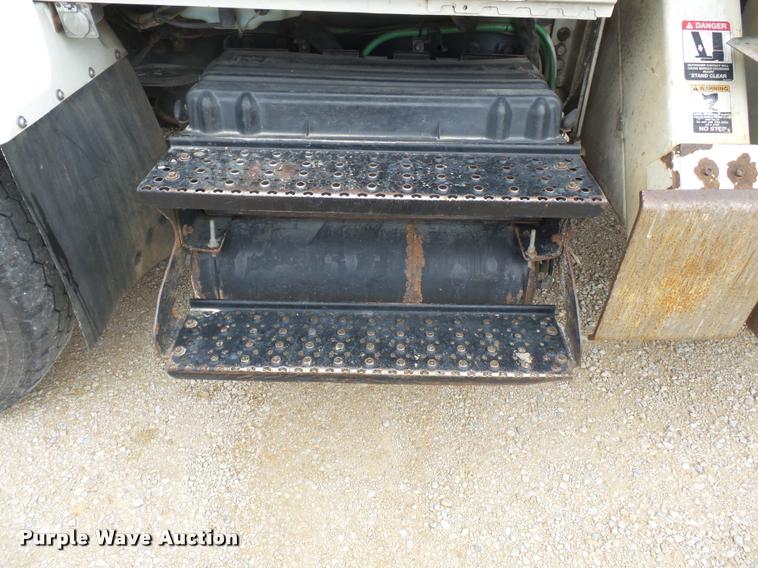 image for item K3336 2002 International 7500 digger derrick truck