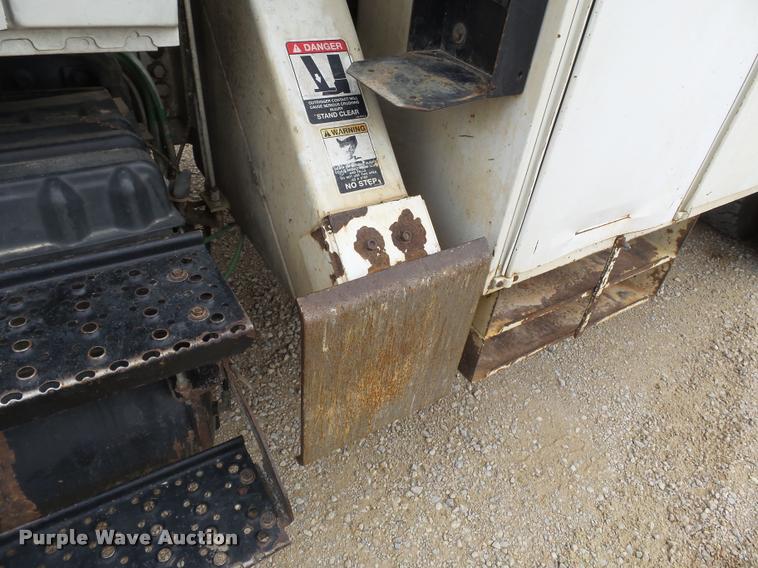 image for item K3336 2002 International 7500 digger derrick truck