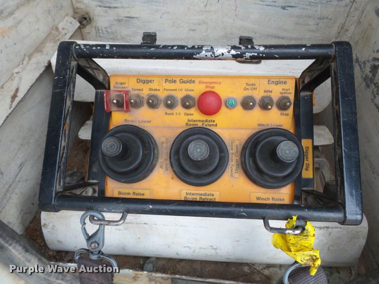 image for item K3336 2002 International 7500 digger derrick truck