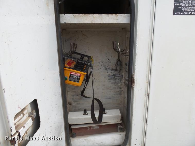 image for item K3336 2002 International 7500 digger derrick truck