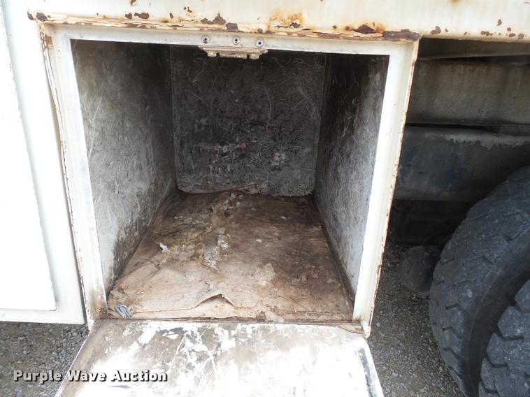 image for item K3336 2002 International 7500 digger derrick truck