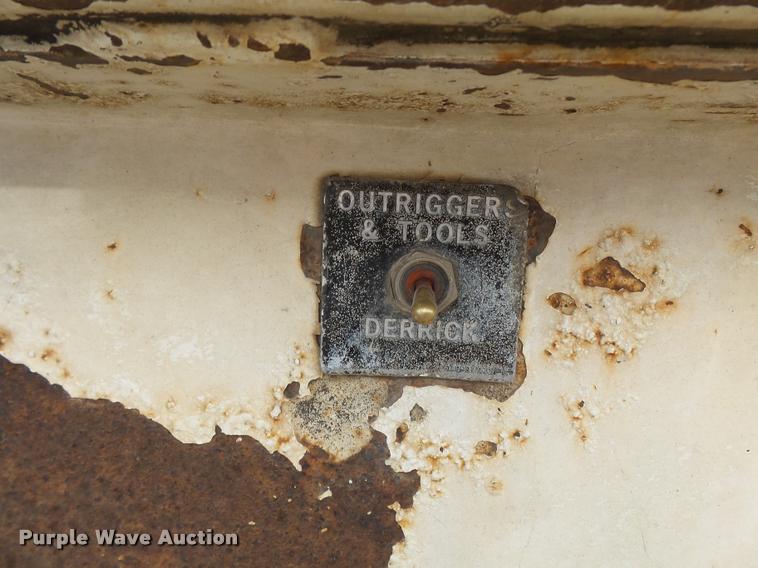 image for item K3336 2002 International 7500 digger derrick truck