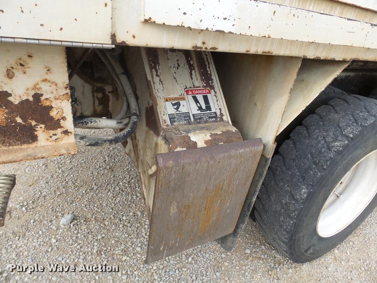 image for item K3336 2002 International 7500 digger derrick truck