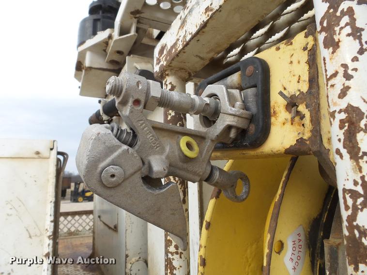 image for item K3336 2002 International 7500 digger derrick truck