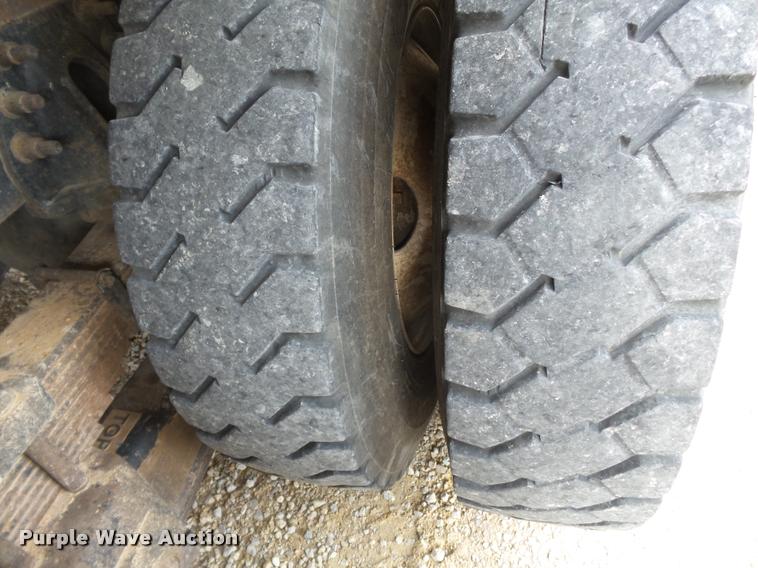 image for item K3336 2002 International 7500 digger derrick truck