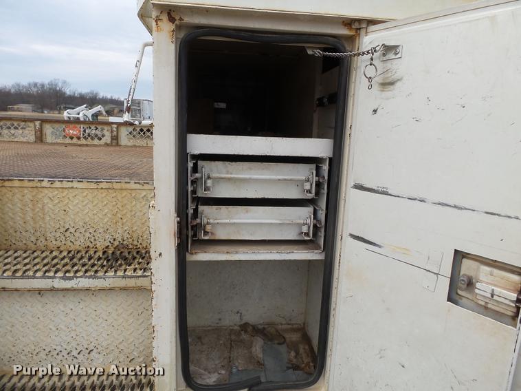 image for item K3336 2002 International 7500 digger derrick truck