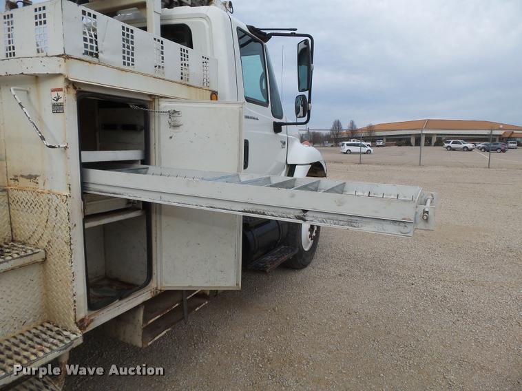 image for item K3336 2002 International 7500 digger derrick truck