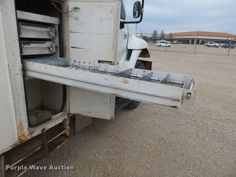 image for item K3336 2002 International 7500 digger derrick truck