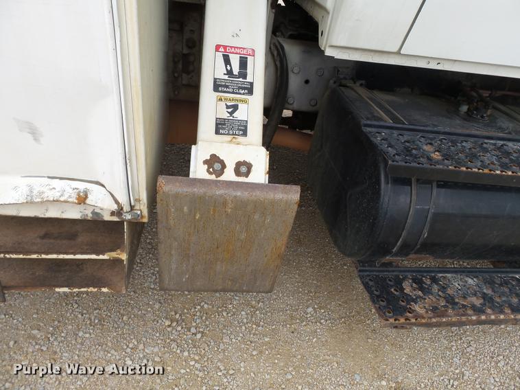 image for item K3336 2002 International 7500 digger derrick truck