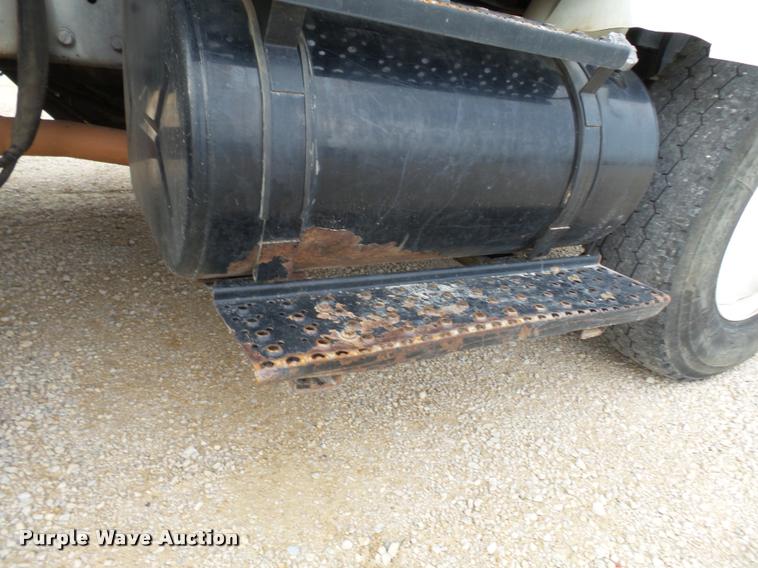 image for item K3336 2002 International 7500 digger derrick truck