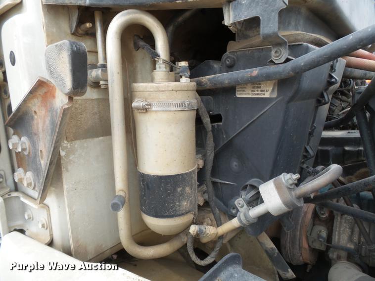 image for item K3336 2002 International 7500 digger derrick truck