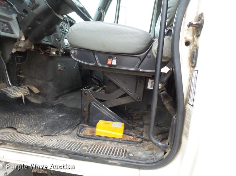 image for item K3336 2002 International 7500 digger derrick truck