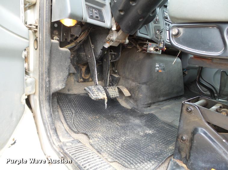 image for item K3336 2002 International 7500 digger derrick truck