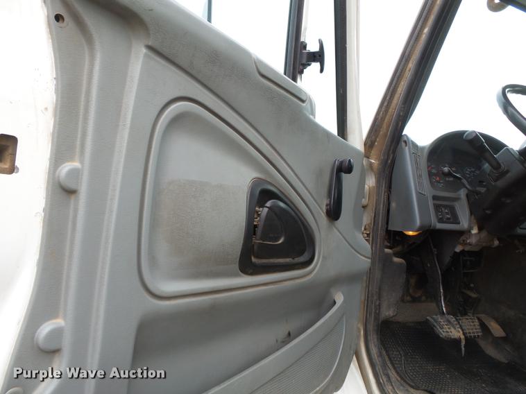 image for item K3336 2002 International 7500 digger derrick truck