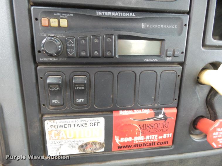 image for item K3336 2002 International 7500 digger derrick truck