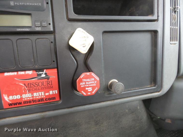 image for item K3336 2002 International 7500 digger derrick truck