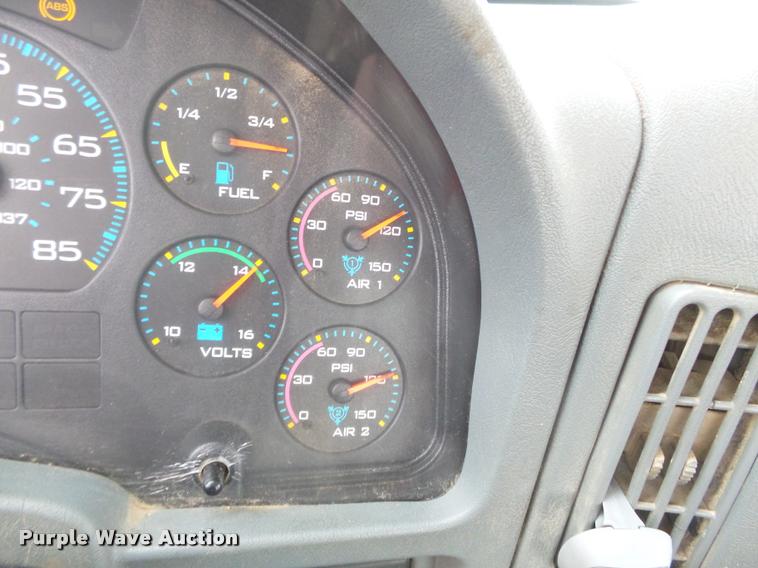 image for item K3336 2002 International 7500 digger derrick truck