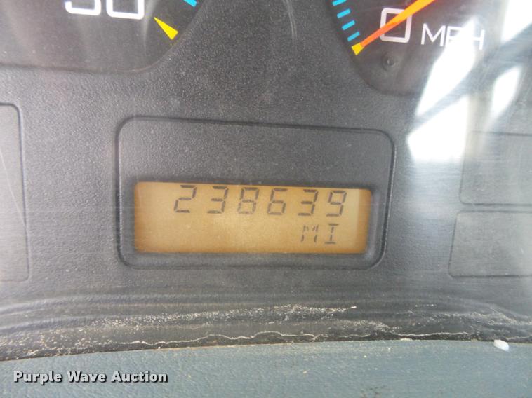 image for item K3336 2002 International 7500 digger derrick truck