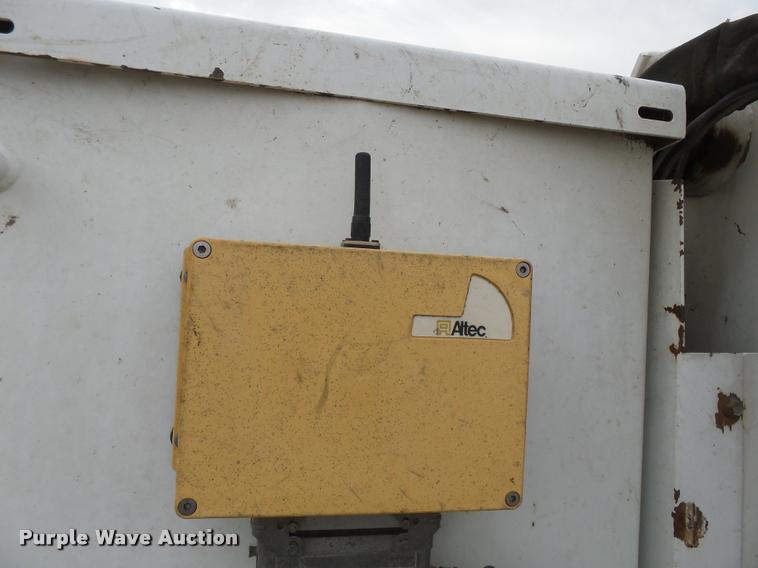 image for item K3336 2002 International 7500 digger derrick truck