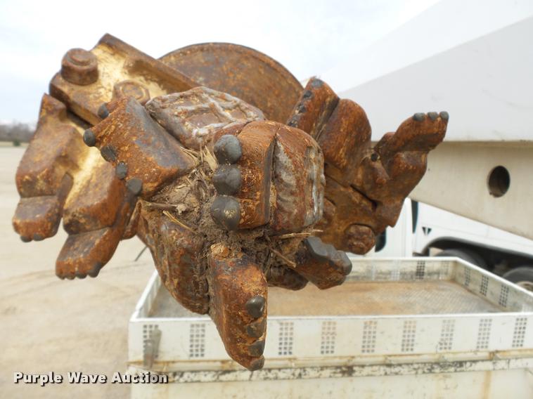 image for item K3336 2002 International 7500 digger derrick truck