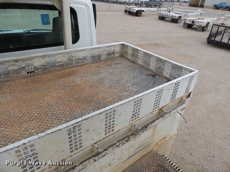 image for item K3336 2002 International 7500 digger derrick truck