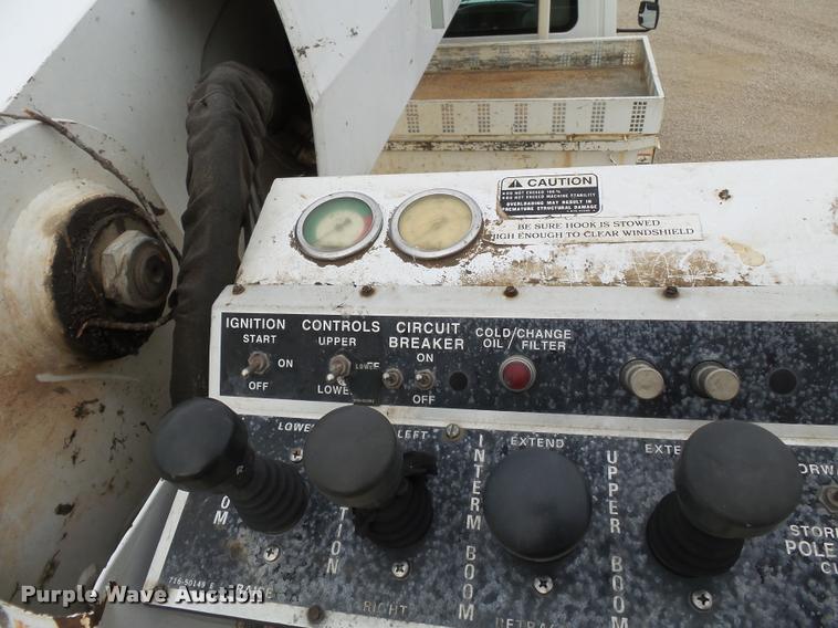 image for item K3336 2002 International 7500 digger derrick truck