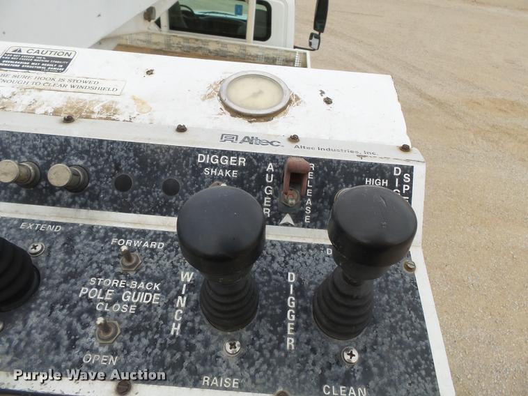 image for item K3336 2002 International 7500 digger derrick truck