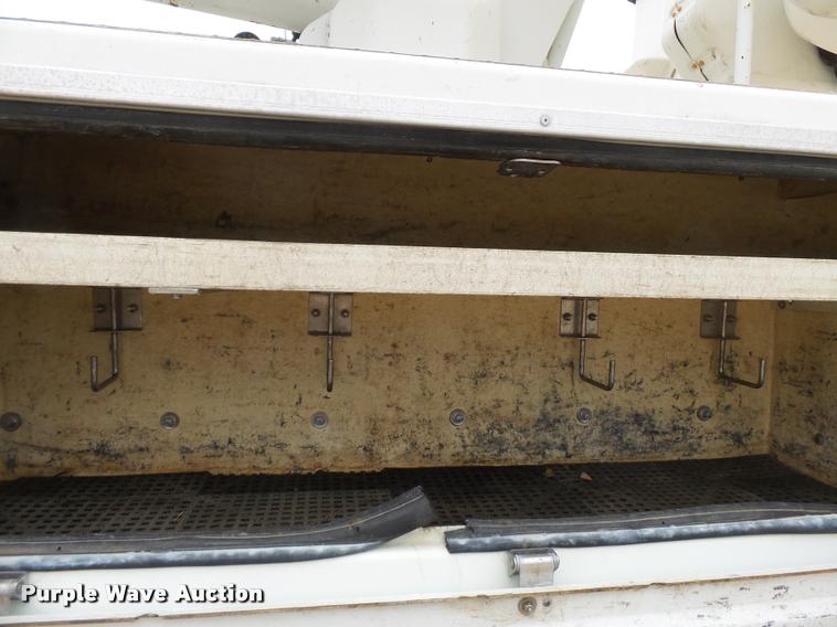 image for item K3337 2004 International 7500 bucket truck