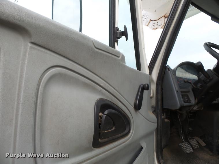 image for item K3337 2004 International 7500 bucket truck