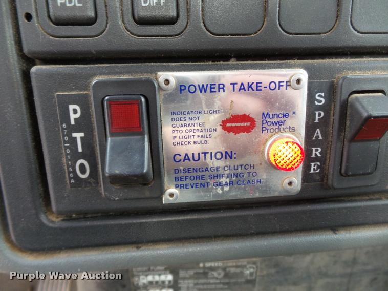 image for item K3337 2004 International 7500 bucket truck