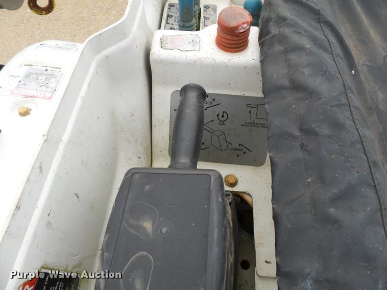 image for item K3337 2004 International 7500 bucket truck