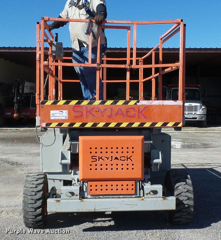 image for item K3348 2000 Skyjack SJ8831 scissor lift