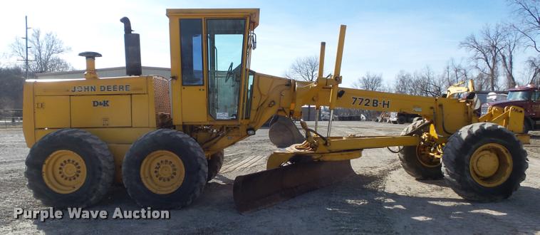 image for item K7703 1990 John Deere 772B motor grader