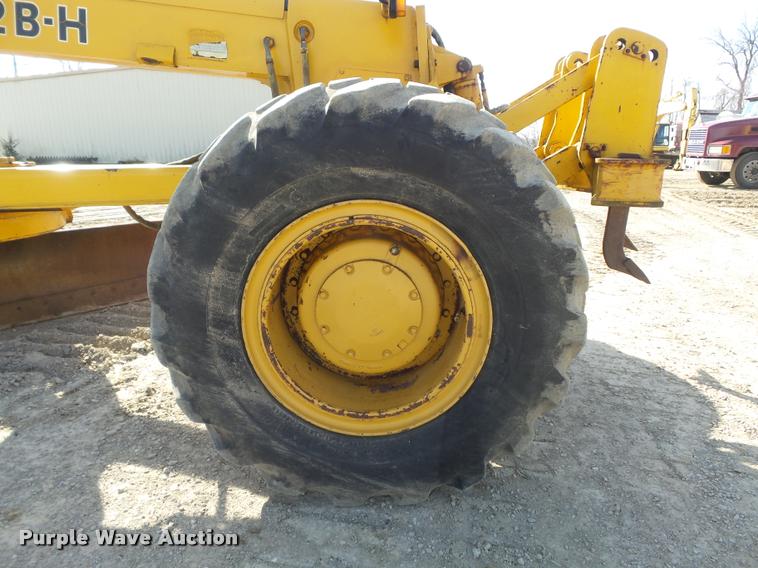 image for item K7703 1990 John Deere 772B motor grader