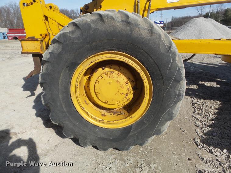 image for item K7703 1990 John Deere 772B motor grader