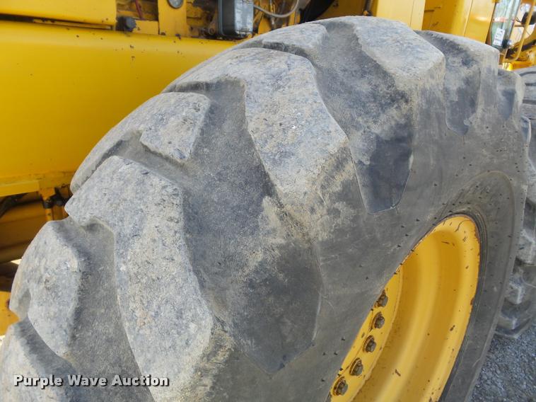 image for item K7703 1990 John Deere 772B motor grader