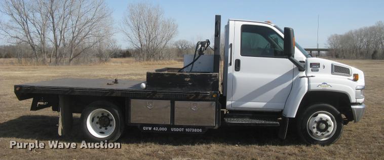 image for item L3943 2004 GMC C5500 flatbed truck