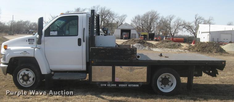 image for item L3943 2004 GMC C5500 flatbed truck