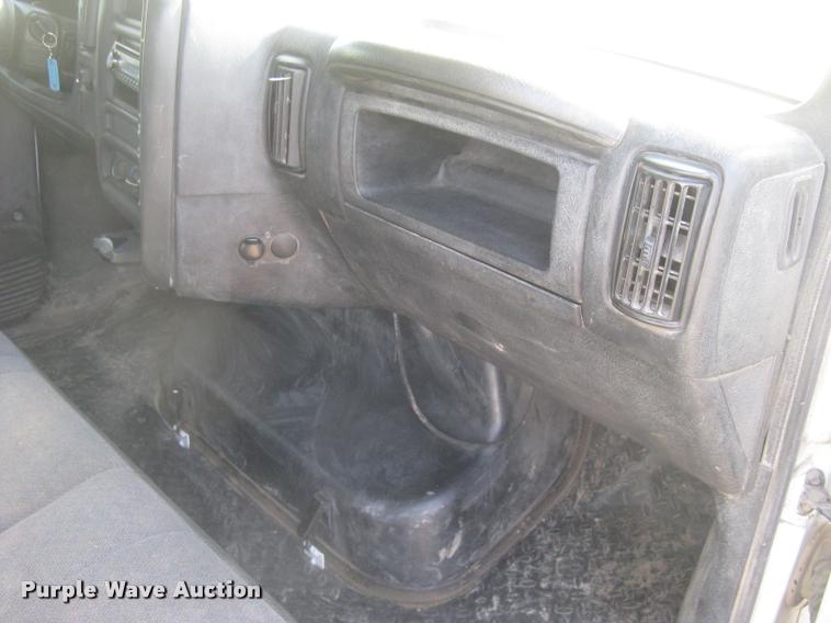 image for item L3943 2004 GMC C5500 flatbed truck