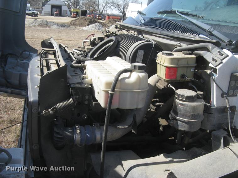 image for item L3943 2004 GMC C5500 flatbed truck