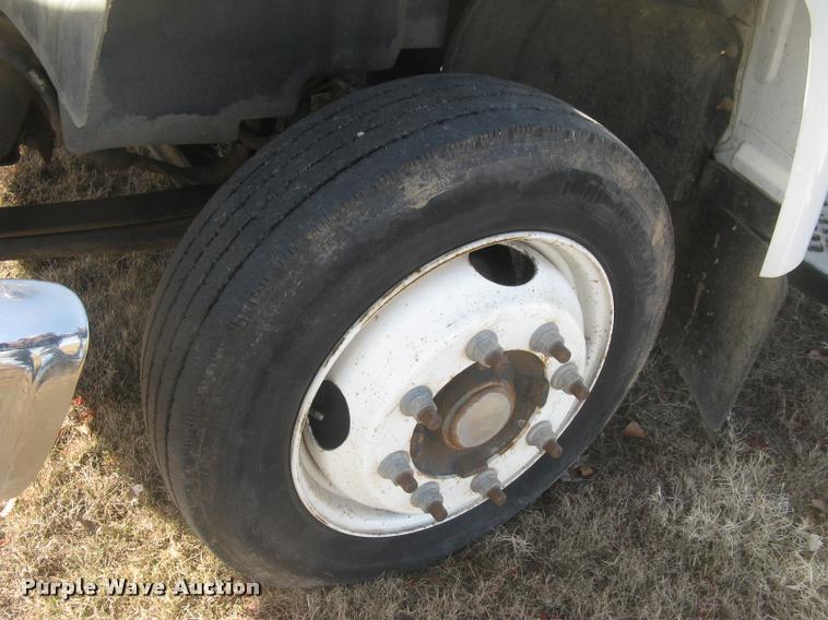 image for item L3943 2004 GMC C5500 flatbed truck