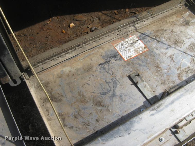 image for item L3943 2004 GMC C5500 flatbed truck