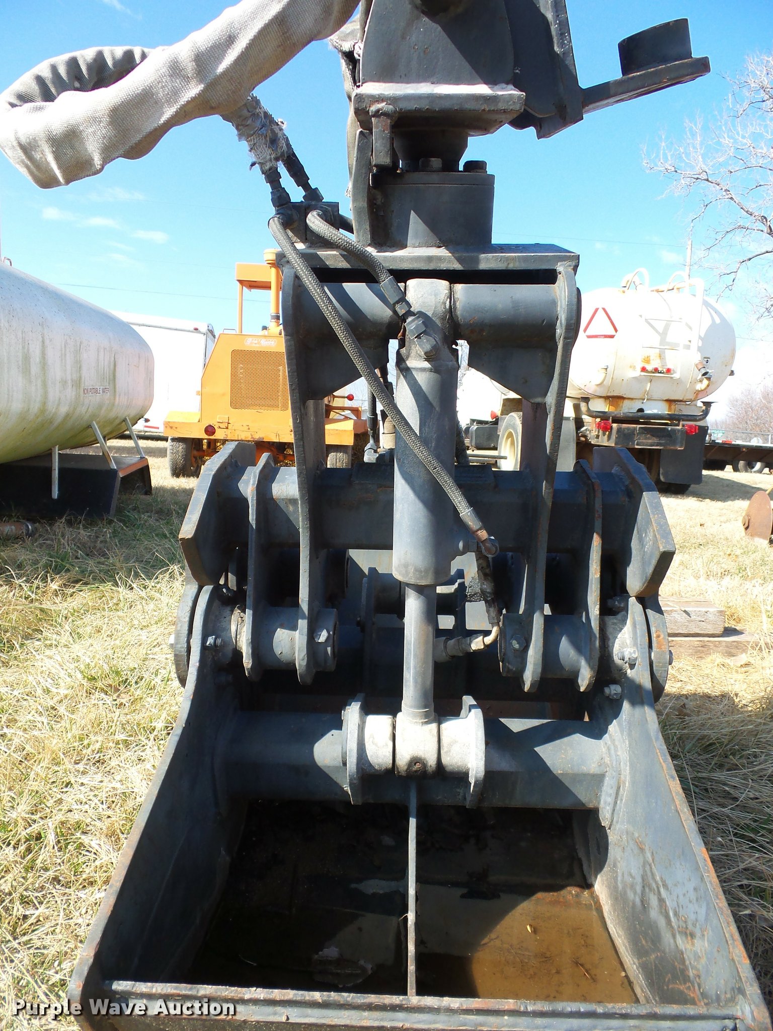 Pemberton clamshell bucket in Independence, KS Item BI9137 sold