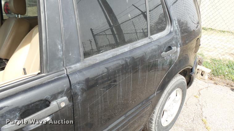 image for item DQ9964 2000 Mercedes Benz ML320 SUV