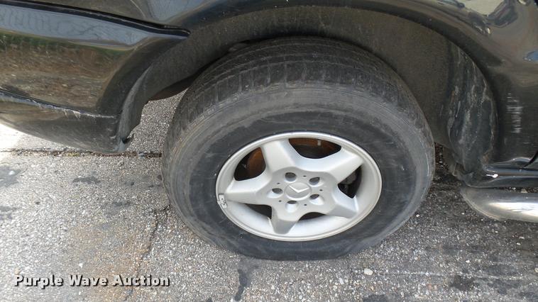 image for item DQ9964 2000 Mercedes Benz ML320 SUV