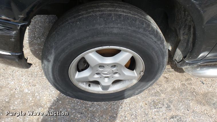 image for item DQ9964 2000 Mercedes Benz ML320 SUV