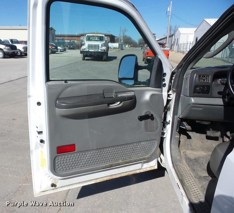 image for item AG9060 2003 Ford F250 Super Duty utility bed pickup truck