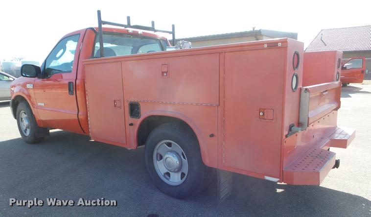 image for item DA7704 2006 Ford F250 Super Duty utility truck