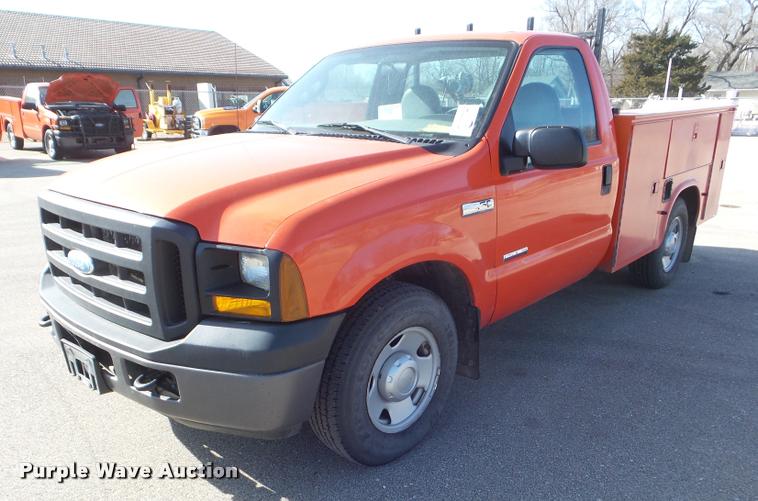 image for item DA7704 2006 Ford F250 Super Duty utility truck