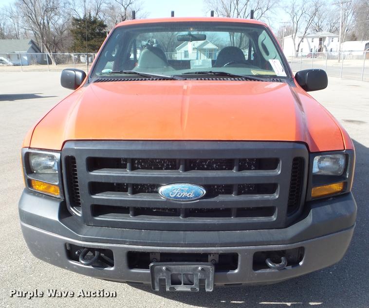 image for item DA7704 2006 Ford F250 Super Duty utility truck